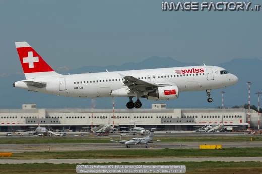 2007-08-24 Malpensa 977  HB-IJJ Airbus A320 Swiss International Airlines.jpg